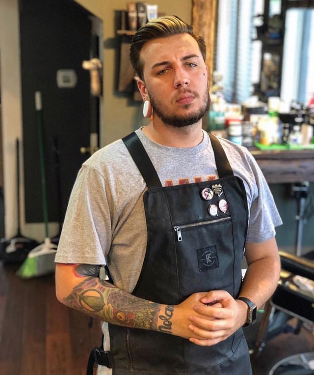 The Non Porous Apron ! 
Available in Black, Navy, Olive & Red
Easy to clean, wipe down with a wet cloth or sponge 🧽 
Adjustable straps to fit your body perfect 👌 
Zipper pockets for all your goods phone 📱 💰 🔑 
Order yours today at WWW.KNIFEFLAG.COM ⬆️ Link in Bio! .
.
.
Photo credit @gage_blvck .
.
#apron #knifeflag #knifeandflag #survivalunion #craftsman #barber #woodworking #maker #barberlife #mechanics #bartender #bar #tattooartist #craftsmanship #shoplocal